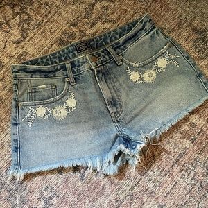 Abercrombie - Harper Denim Shorts - Embroidered Floral
